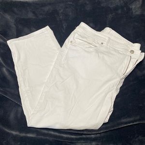Chico’s White Slim Leg Crop Size 16 / 2.5